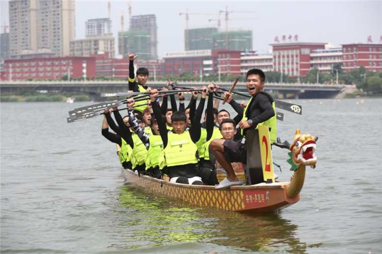 经过激烈的角逐,泗县战狼龙舟队和沈巷镇龙神俱乐部女子龙舟