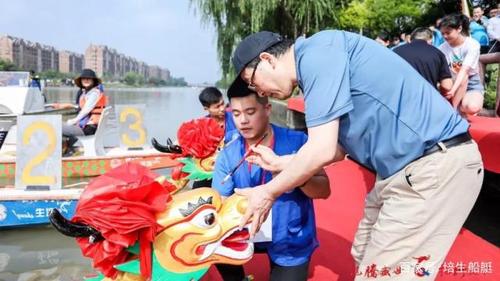 本次比赛上海培生龙舟运动俱乐部提供:龙舟及水上运动器